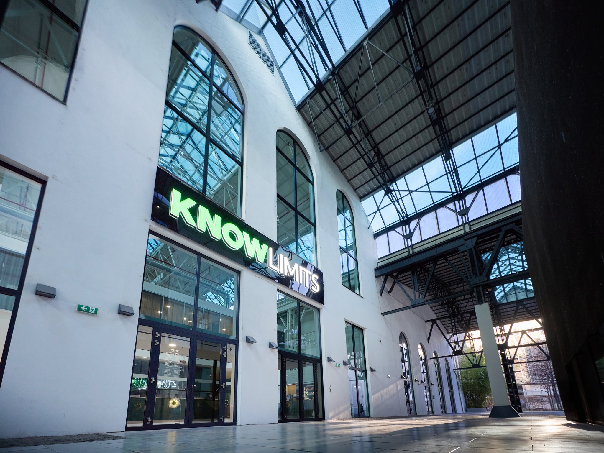 Hotel-Ibis-2048px-0002